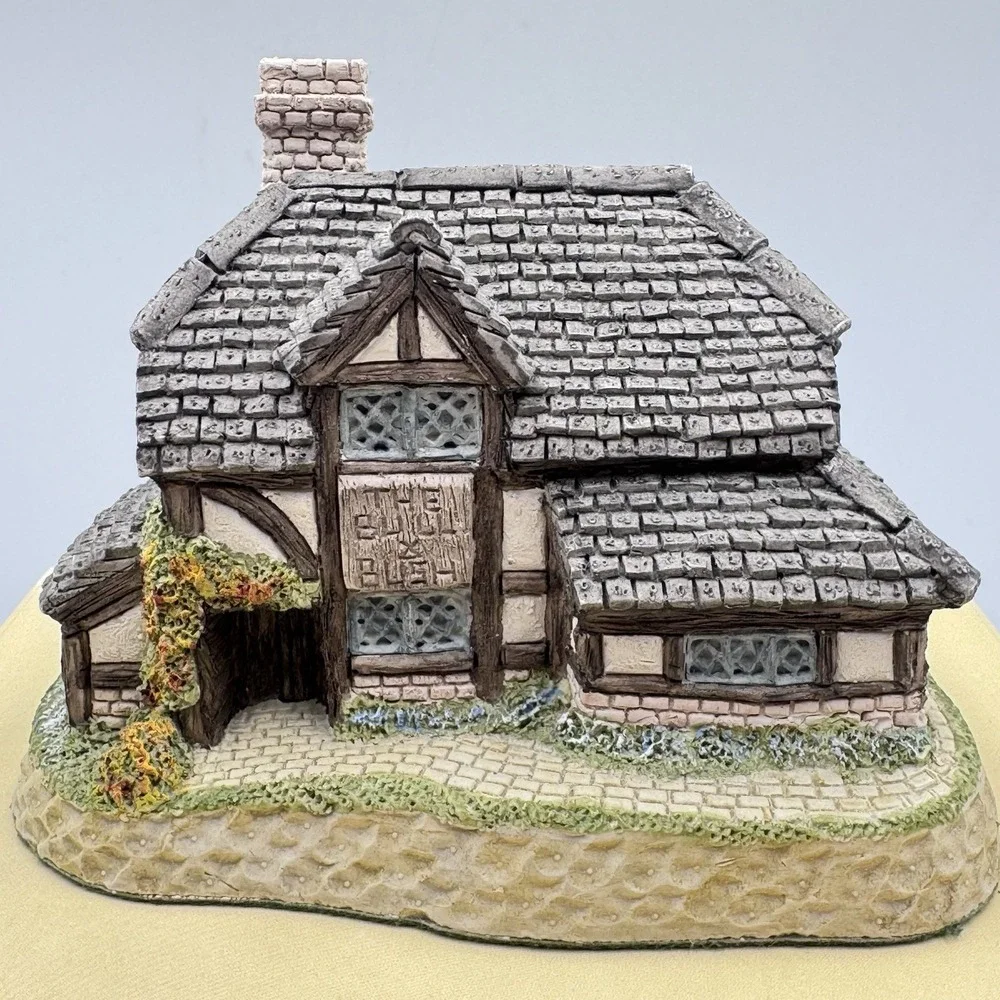 David‎ Winter Cottages The Bull and Bush December 1989, Original Box & COA